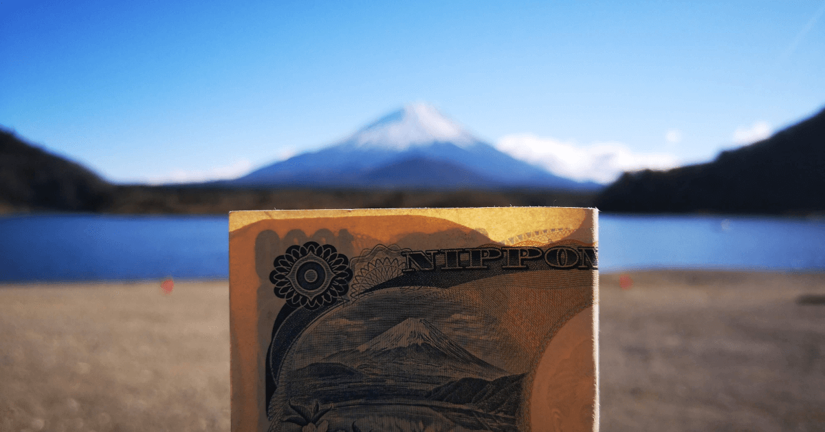 Holding a 1000 yen against mount fuji